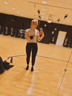 Hej mitt i sommaren! Hur har ni det? 💚

Jag har precis kommit hem från en helt fantastisk vecka på Öland där vi fick in en fullträff på vädret ☀️🤩🍓

Jag tänkte kika in för att säga att jag kommer dyka upp i Huddingehallen ett gäng kvällar nu under sommaren om du vill haka på och köra lite gruppträning, swipea! ➡️ 

Det blir styrka med redskap, styrka för Ben-Mage-Rumpa (BMR) och rörlighet ✨🙏

Det går att lösa enkelbiljett eller köpa klippkort 💪

✳️ Pillan ✳️