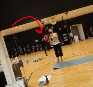 Viktigt meddelande till allmänheten: Världens bästa Mari utan E fyller år idag ❤️❤️❤️❤️❤️

Den tredje kuggen i Lasting Ladies.

Hon syns inte speciellt mycket (för det vill hon inte och det respekterar vi... ibland 🤭), men hon är den som finns med i bakgrunden och roddar NON-STOP när vi tar oss för någonting. 

Hon är den som ser till att Marie och Pillans pass flyter på. Hon skriver ut redskapslappar, hon plockar fram vår utrustning, hon sköter all teknik, hon uppdaterar och har koll på bokningsappar. Hon ser till att vi som står och babblar i instruktörsmikrofonen framstår i vår bästa dager, helt enkelt.

Hennes skämt är hilarious. Hennes imitationer av hundar är priceless. Kvicktänkt som få. Har fått oss att gråta av skratt oräkneliga gånger. Så snabb i käften att man ibland får ducka. Bra på att säga "tack men nej tack, det vill jag inte". Jamen ni hör ju.

Stort grattis på födelsedagen @mrsnikolausson 🥂💐🎉🎂🎁