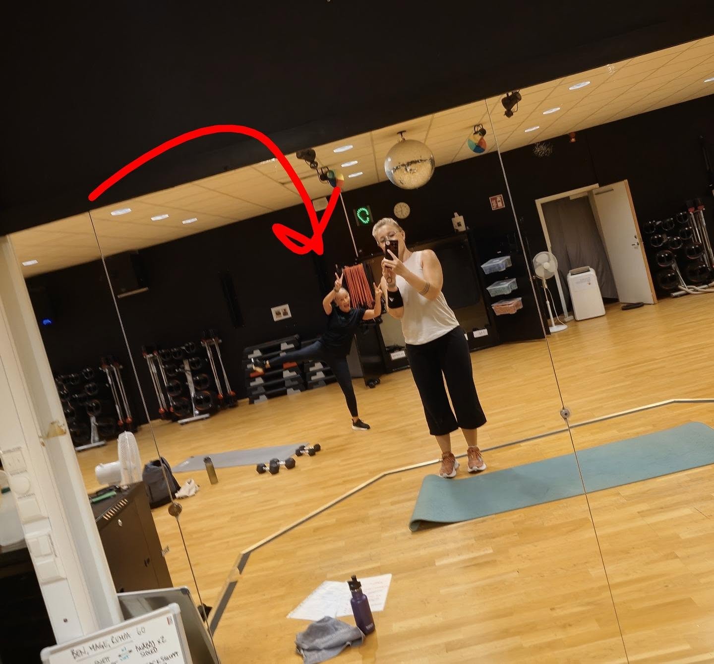Viktigt meddelande till allmänheten: Världens bästa Mari utan E fyller år idag ❤️❤️❤️❤️❤️

Den tredje kuggen i Lasting Ladies.

Hon syns inte speciellt mycket (för det vill hon inte och det respekterar vi... ibland 🤭), men hon är den som finns med i bakgrunden och roddar NON-STOP när vi tar oss för någonting. 

Hon är den som ser till att Marie och Pillans pass flyter på. Hon skriver ut redskapslappar, hon plockar fram vår utrustning, hon sköter all teknik, hon uppdaterar och har koll på bokningsappar. Hon ser till att vi som står och babblar i instruktörsmikrofonen framstår i vår bästa dager, helt enkelt.

Hennes skämt är hilarious. Hennes imitationer av hundar är priceless. Kvicktänkt som få. Har fått oss att gråta av skratt oräkneliga gånger. Så snabb i käften att man ibland får ducka. Bra på att säga "tack men nej tack, det vill jag inte". Jamen ni hör ju.

Stort grattis på födelsedagen @mrsnikolausson 🥂💐🎉🎂🎁